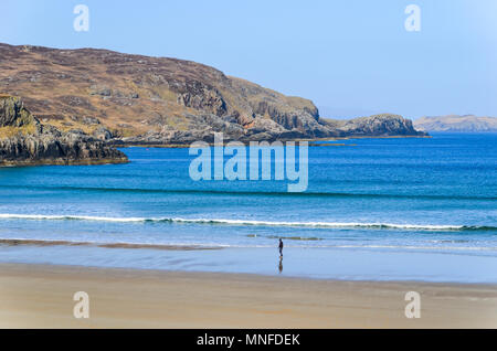 Homme seul marche sur la plage de Bettyhill, sur la côte nord de l'Ecosse, près de langue maternelle/Thurso Banque D'Images