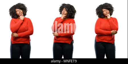 Les jeunes africains magnifique modèle taille plus penser et à exprimer des doutes et me demande isolated over white background. Composition 3 Collection f Banque D'Images