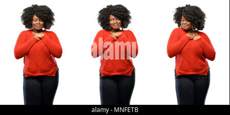 Les jeunes de l'Afrique belle grande taille modèle avec mains en cœur, exprimant l'amour et la santé concept isolated over white background. Composition Collection Banque D'Images