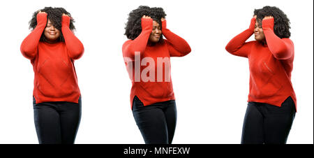 Les jeunes africains magnifique modèle taille plus nerveux et terrifié l'expression d'anxiété et de panique, geste accablé isolated over white background. Collec Banque D'Images