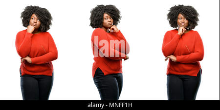 Les jeunes africains magnifique modèle taille plus penser et à exprimer des doutes et me demande isolated over white background. Composition 3 Collection f Banque D'Images