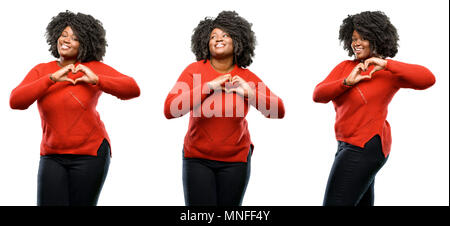 Les jeunes africains magnifique modèle taille plus heureux montrant l'amour avec les mains en forme de coeur et en bonne santé l'expression symbole mariage isolated over white zone Banque D'Images