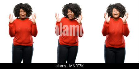 Les jeunes africains magnifique modèle taille plus nerveux et terrifié l'expression d'anxiété et de panique, geste accablé isolated over white background. Collec Banque D'Images