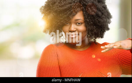 Belle femme africaine tenant quelque chose, taille, concept piscine Banque D'Images