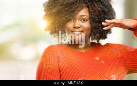 Belle femme africaine tenant quelque chose, taille, concept piscine Banque D'Images