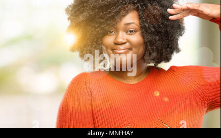 Belle femme africaine tenant quelque chose, taille, concept piscine Banque D'Images