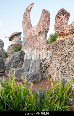 Célèbre Coral Castle's Planète coin, avec la grande lune-comme 12 tonnes représentant Vénus et le croissant, croissant plus petits que le mercure, Banque D'Images