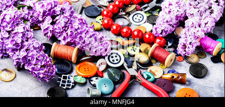 Définir des boutons de vêtements, fils et ciseaux.accessoires de couture. Banque D'Images