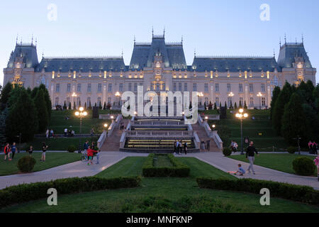 Vue arrière du palais de la Culture qui a servi de palais de justice et administratives jusqu'en 1955, lorsque sa destination a été changée, d'être affecté à l'organisation des quatre musées de nos jours sous le nom de Moldavie Complexe du musée national situé à Iasi également appelé Jassy Iassy ou la deuxième plus grande ville en Roumanie Banque D'Images