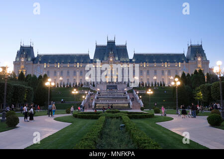 Vue arrière du palais de la Culture qui a servi de palais de justice et administratives jusqu'en 1955, lorsque sa destination a été changée, d'être affecté à l'organisation des quatre musées de nos jours sous le nom de Moldavie Complexe du musée national situé à Iasi également appelé Jassy Iassy ou la deuxième plus grande ville en Roumanie Banque D'Images