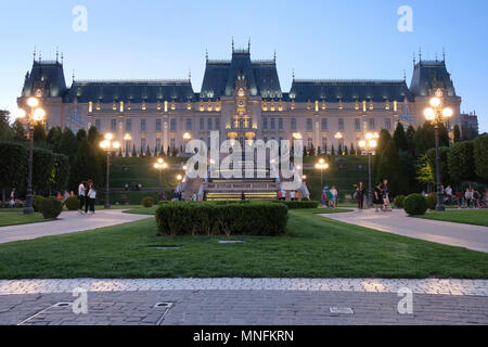 Vue arrière du palais de la Culture qui a servi de palais de justice et administratives jusqu'en 1955, lorsque sa destination a été changée, d'être affecté à l'organisation des quatre musées de nos jours sous le nom de Moldavie Complexe du musée national situé à Iasi également appelé Jassy Iassy ou la deuxième plus grande ville en Roumanie Banque D'Images