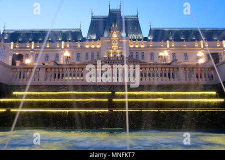 Vue arrière du palais de la Culture qui a servi de palais de justice et administratives jusqu'en 1955, lorsque sa destination a été changée, d'être affecté à l'organisation des quatre musées de nos jours sous le nom de Moldavie Complexe du musée national situé à Iasi également appelé Jassy Iassy ou la deuxième plus grande ville en Roumanie Banque D'Images