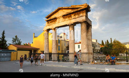 Athènes, Grèce - 15 mai 2018 : les touristes en face de la demeure de l'Agora romaine dans la vieille ville d'Athènes, Grèce. Banque D'Images