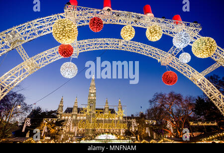 Le traditionnel marché de Noël avec des décorations dans avant de l'hôtel de ville (Rathaus), Wien, Autriche, Europe Banque D'Images