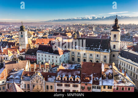 Sibiu, Transylvanie, Roumanie. Photo HDR. Vue panoramique vue du dessus avec les montagnes de Fagaras visible dans le dos. Banque D'Images