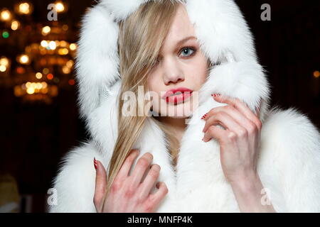 Dans les coulisses du modèle Kristian Aadnevik Automne Hiver défilé lors de la London Fashion Week AW 2015. Le Royal Horseguards, Londres. Banque D'Images