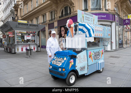 Portrait d'un vendeur de crème glacée La mise en place de son camion en Stock Im Eisen platz à Vienne, Autriche. Banque D'Images