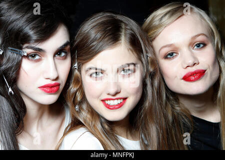 Dans les coulisses du modèle Kristian Aadnevik Automne Hiver défilé lors de la London Fashion Week AW 2015. Le Royal Horseguards, Londres. Banque D'Images