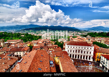 Bergamo Milano Italie à partir de ci-dessus. Artistique HDR image aérienne avec la vieille ville. Banque D'Images