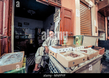 Fès, Maroc, juin 2016 : boutique traditionnelle dans le vieux marché. Vendeur de rue dans l'ancienne médina Banque D'Images