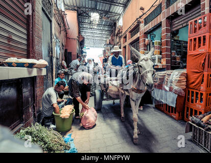 Fès, Maroc, juin 2016 : boutique traditionnelle dans le vieux marché. Vendeur de rue dans l'ancienne médina Banque D'Images