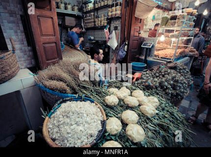 Fès, Maroc, juin 2016 : boutique traditionnelle dans le vieux marché. Vendeur de rue dans l'ancienne médina Banque D'Images