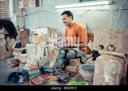 Fès, Maroc, juin 2016 : travailleur la poterie traditionnelle dans les rues de l'ancienne médina Banque D'Images