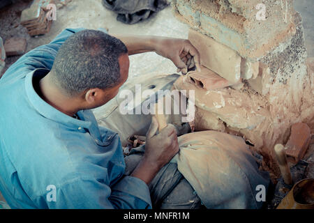Fès, Maroc, juin 2016 : travailleur la poterie traditionnelle dans les rues de l'ancienne médina Banque D'Images