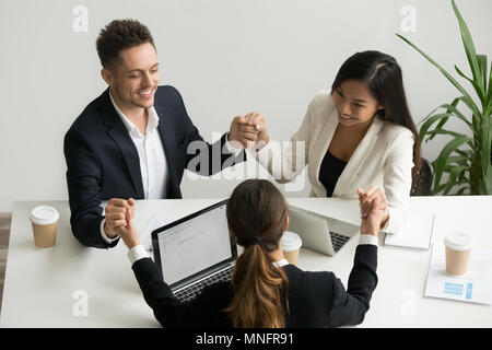 L'équipe d'affaires méditer holding hands Banque D'Images