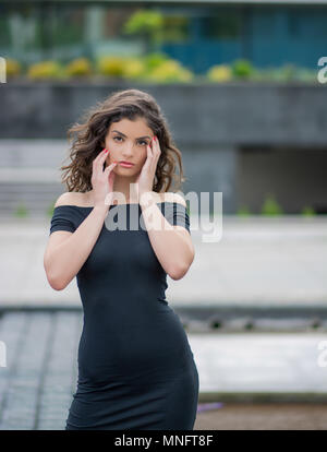 Girl sitting on bench and smiling Banque D'Images