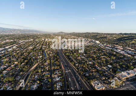 Vue aérienne de Ventura autoroute 101 près de Van Nuys Blvd dans la vallée de San Fernando de Los Angeles, Californie. Banque D'Images