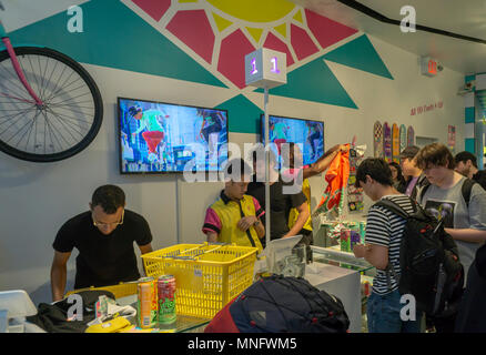 Départ lent dans la ligne 'Boissons AriZona grand achat 99Â¢' pop-up store de Soho à New York le jour de l'ouverture, le mercredi 16 mai 2018. La boutique, conçu pour ressembler à un 99Â¢ store vend des boissons, de l'Arizona, y compris de marchandises shirts, chaussettes, chaussures, sacs et bien plus encore, avec des modèles de gravures et pris leurs canettes iconique. L'événement est de célébrer le 25e anniversaire de marques et du magasin et de l''merch' sera là jusqu'au 21 mai.(Â© Richard B. Levine) Banque D'Images