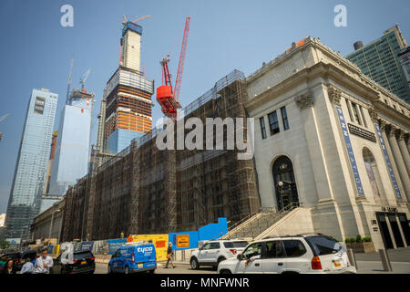 La James Farley Bureau de poste à New York, qui sera bientôt le Moynihan, avec le Hudson Yards dominant de développement Mardi, 15 mai 2018. (Â© Richard B. Levine) Banque D'Images