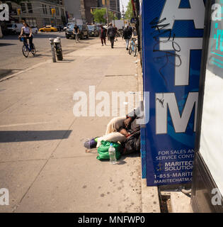 Les sans-abri dort dans Midtown Manhattan à New York le mardi, 15 mai, 2018. (Â© Richard B. Levine) Banque D'Images