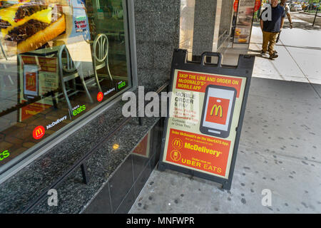Un restaurant McDonald's à New York, présente la promotion de leur association avec la signalisation des UberEATS UberEASTS service de livraison via l'app, vu le Mardi, 15 mai, 2018. (© Richard B. Levine) Banque D'Images
