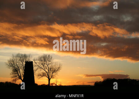 Silhouette d'ancien moulin à vent Moulin noir au coucher du soleil sur la journée d'hiver sur Beverley Westwood Yorkshire UK Banque D'Images