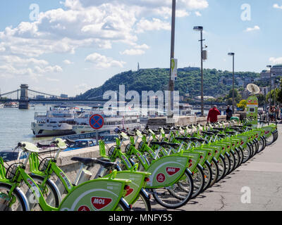 Partage de vélos publics BuBi MOL depot à la place Batthyany - Budapest, Hongrie Banque D'Images