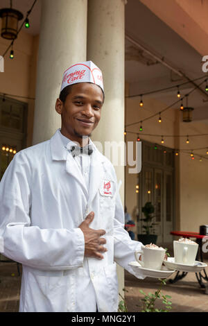 La Nouvelle-Orléans, Louisiane - Un serveur offre des boissons au café à l'Appel du matin dans le café du parc de la ville. Banque D'Images