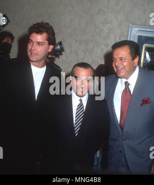 WESTWOOD, CA - le 17 septembre : (L-R) Ray Liotta acteur, réalisateur Martin Scorsese et l'acteur Paul Sorvino assister à la 'Les Affranchis' Westwood Création le 17 septembre 1990 à Mann Bruin Theatre à Westwood, en Californie. Photo de Barry King/Alamy Stock Photo Banque D'Images