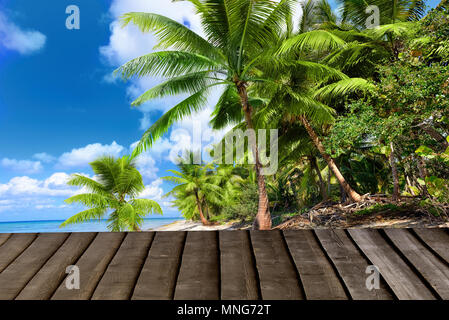 Serenity beach tropical instagram Polariod filtre appliqué. Panorama avec jetée en bois. Vide prêt pour votre montage d'affichage du produit. Banque D'Images