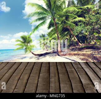 Serenity beach tropical instagram Polariod filtre appliqué. S'est évanoui. Panorama avec jetée en bois. Vide prêt pour votre montage d'affichage du produit. Banque D'Images