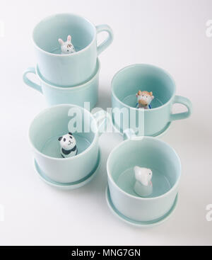 Mug ou tasse en céramique à la main sur des animaux de fond.mug ou tasse en céramique à la main sur des animaux. Banque D'Images