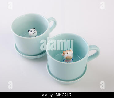 Mug ou tasse en céramique à la main sur des animaux de fond.mug ou tasse en céramique à la main sur des animaux. Banque D'Images