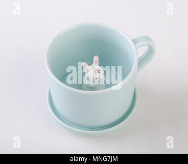 Mug ou tasse en céramique à la main sur des animaux de fond.mug ou tasse en céramique à la main sur des animaux. Banque D'Images