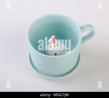 Mug ou tasse en céramique à la main sur des animaux de fond.mug ou tasse en céramique à la main sur des animaux. Banque D'Images