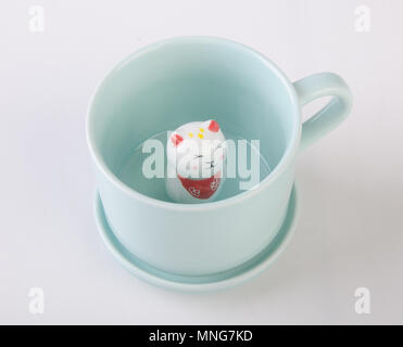 Mug ou tasse en céramique à la main sur des animaux de fond.mug ou tasse en céramique à la main sur des animaux. Banque D'Images