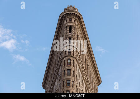 Vue extérieure de l'architecture de l'angle faible des étages supérieurs de la ville historique de Flatiron Building à Manhattan, New York City, New York, USA Banque D'Images