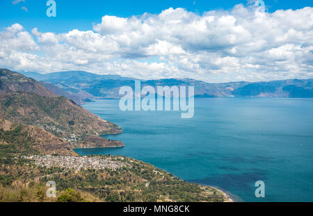 Au point de vue lac Atitlan - voir les petits villages de San Marcos, San Marcos et Panajachel au bord du lac dans les hautes terres du Guatemala Banque D'Images