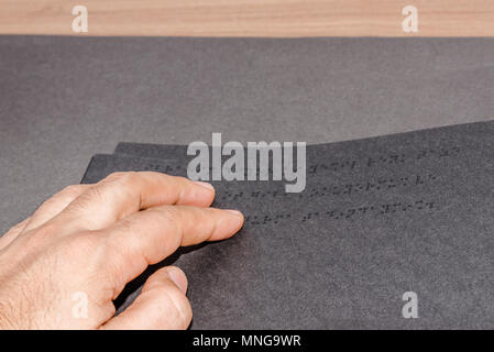 Vue du dessus de la main d'une personne aveugle de lire un livre écrit en alphabet braille pour les aveugles.copie espace pour le montage.Istanbul,Turquie.10 Février 2017 Banque D'Images