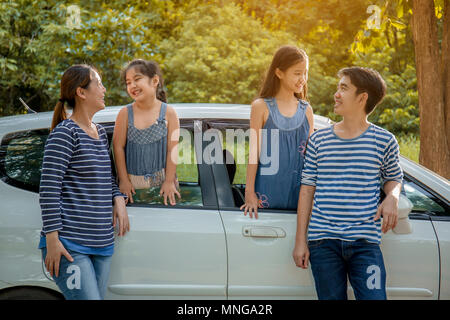 Happy Asian family sur mini van sont souriants et de conduite pour les déplacements en vacances Banque D'Images